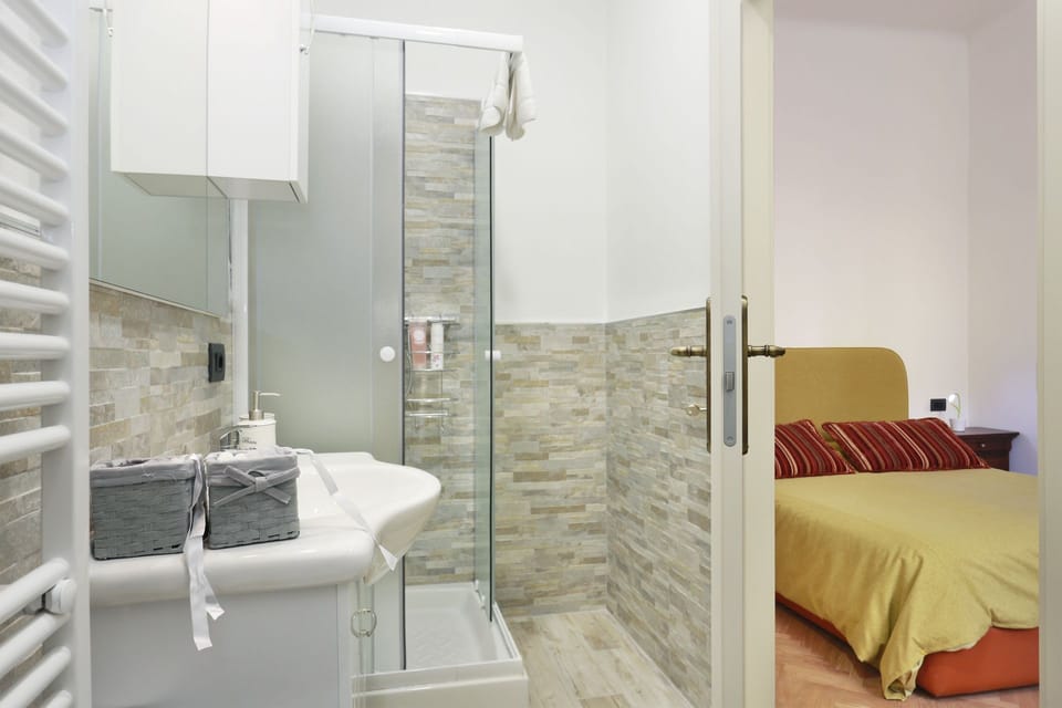 Standard Triple Room | Bathroom | Shower, free toiletries, hair dryer, towels