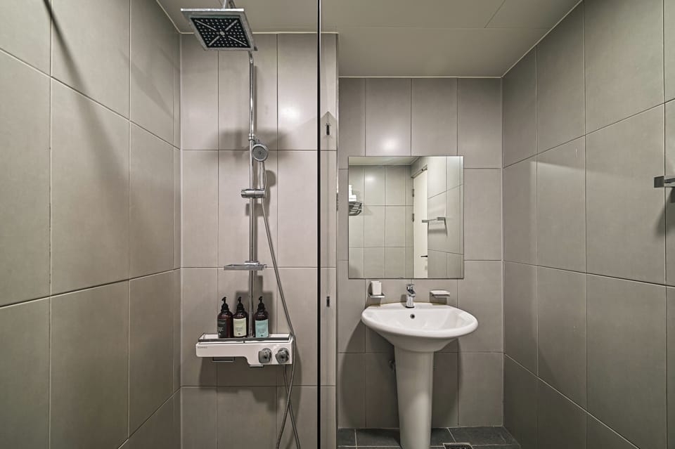 Deluxe Twin Room | Bathroom | Hair dryer, bathrobes, slippers, towels