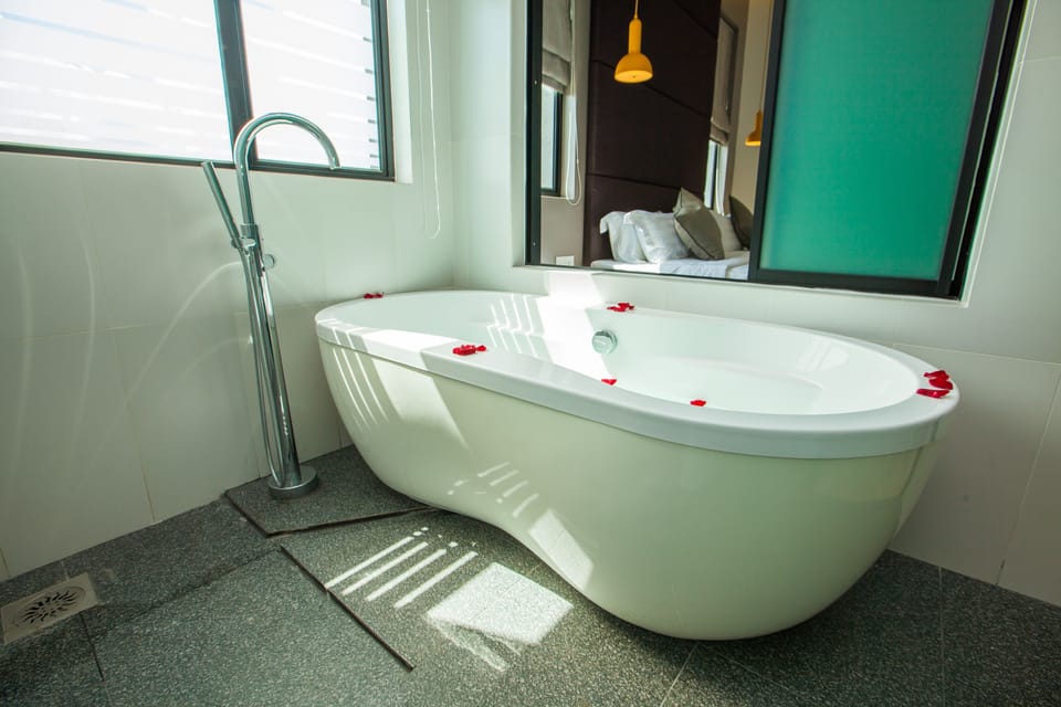 King Suite | Deep soaking bathtub