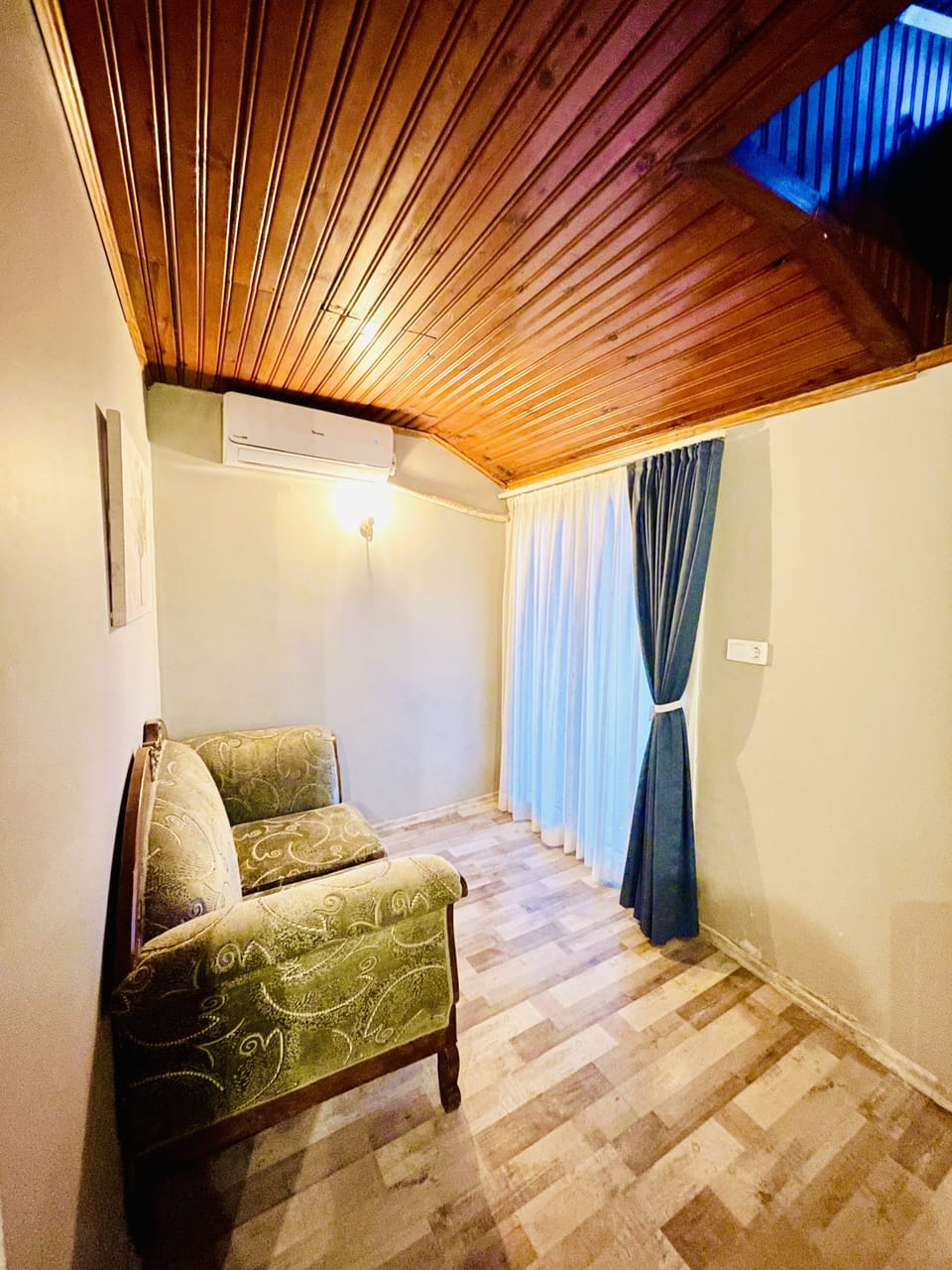 Standard Double Room, Balcony | Living area