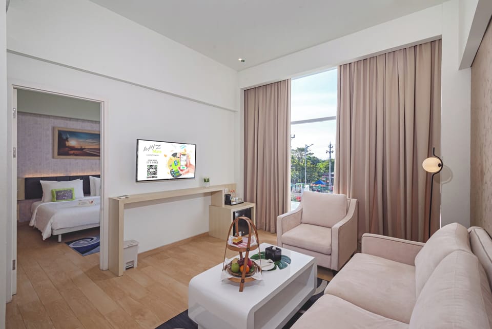 Suite Room | Living area | 29-inch LCD TV with cable channels, TV