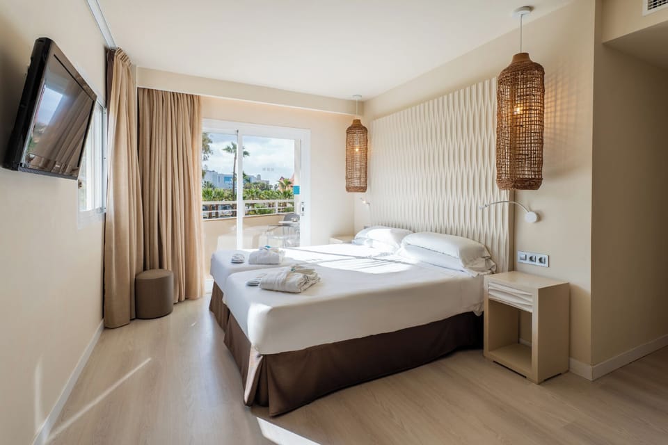 Minibar, desk, free WiFi, bed sheets