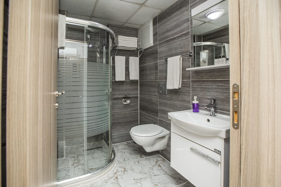 Economy Triple Room, 3 Twin Beds, Non Smoking | Bathroom | Shower, free toiletries, hair dryer, slippers