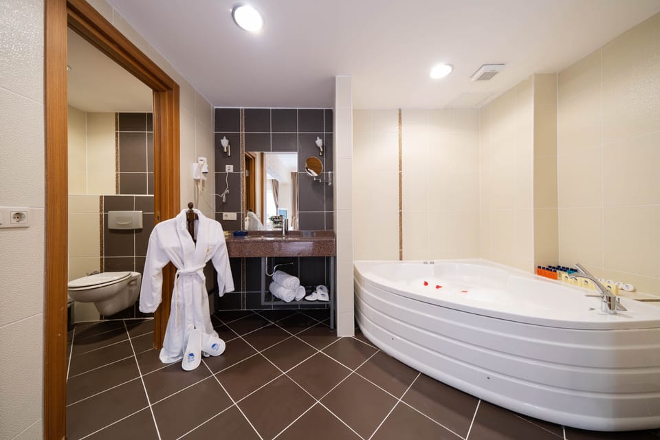 Corner Suite | Jetted tub