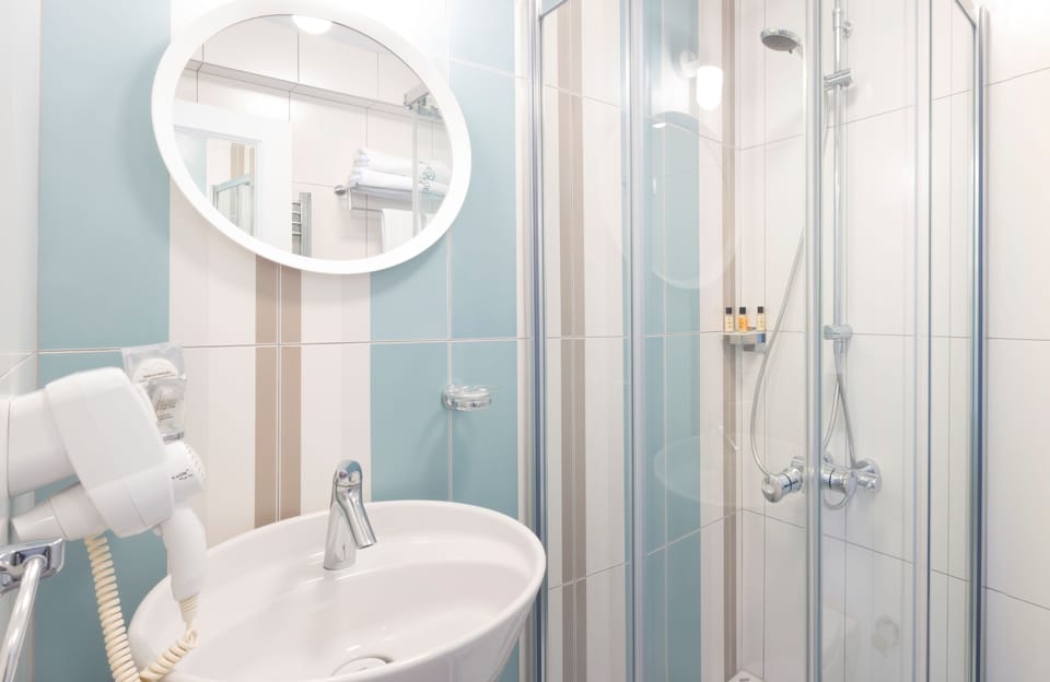 Double Room, Sea View, Ground Floor | Bathroom | Shower, hair dryer, towels