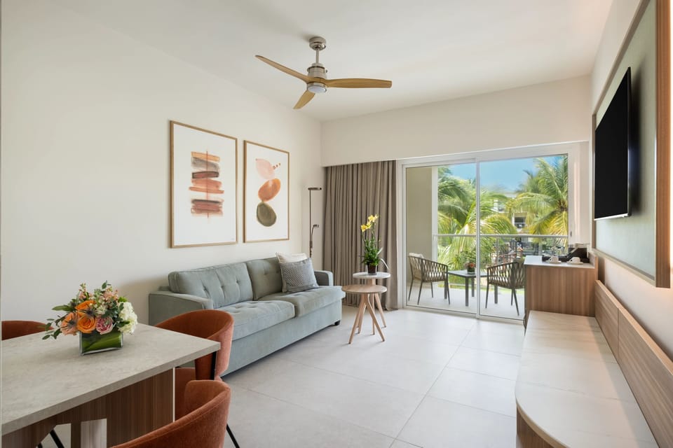 Preferred Club Premium Suite Garden View | Living area | LED TV