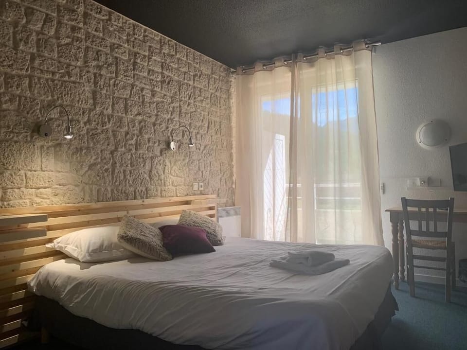 Comfort Triple Room | Desk, free cribs/infant beds, free WiFi, bed sheets
