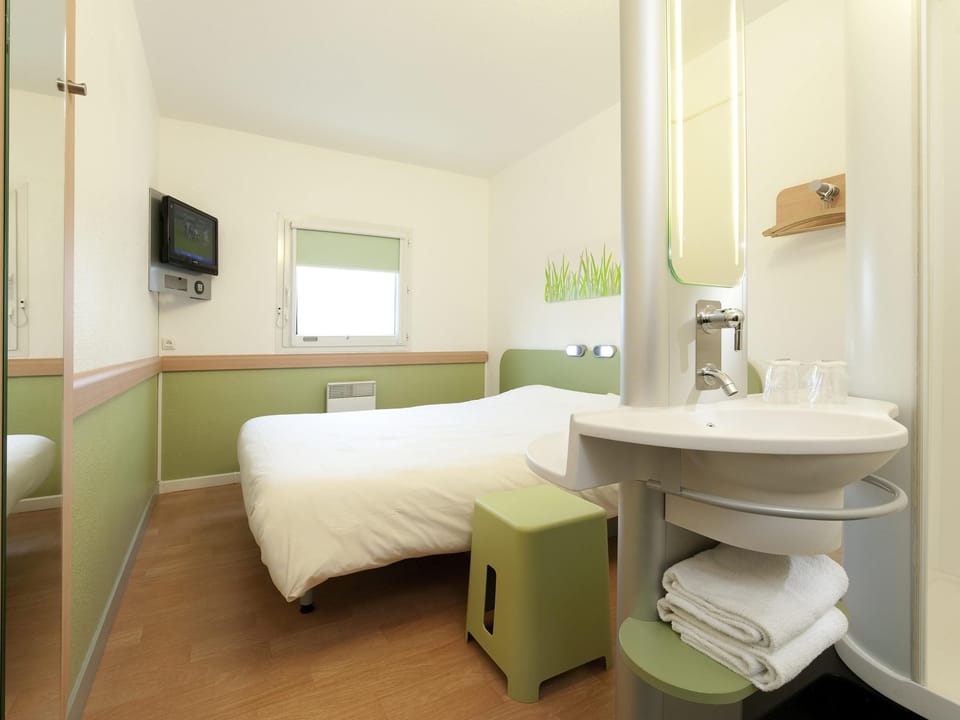 Double Room | Desk, free cribs/infant beds, free WiFi, bed sheets