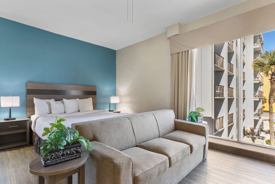 Jacuzzi 1 Bedroom, 1 Living room City View | Living area | 37-inch flat-screen TV with cable channels, TV