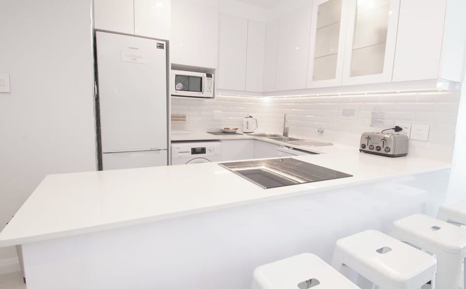 Apartment (1002 Bermudas) | Private kitchen | Full-size fridge, microwave, oven, stovetop