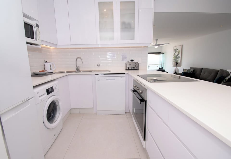 Apartment (1002 Bermudas) | Private kitchen | Full-size fridge, microwave, oven, stovetop