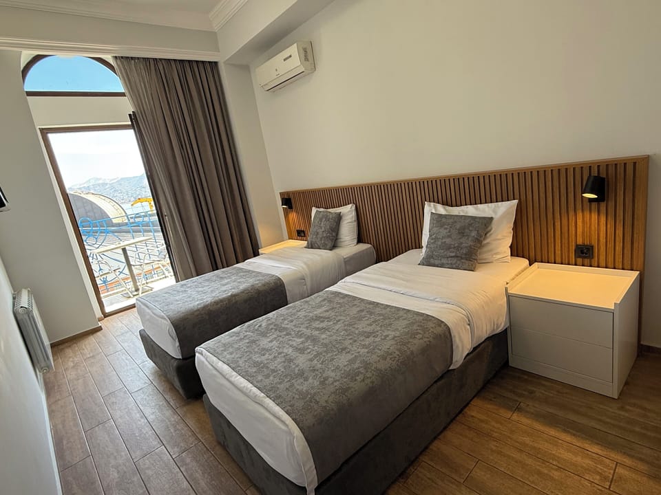 Standard Twin Room | Premium bedding, down comforters, pillowtop beds, minibar