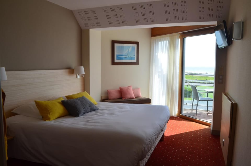 Premium Double Room | In-room safe, desk, laptop workspace, soundproofing