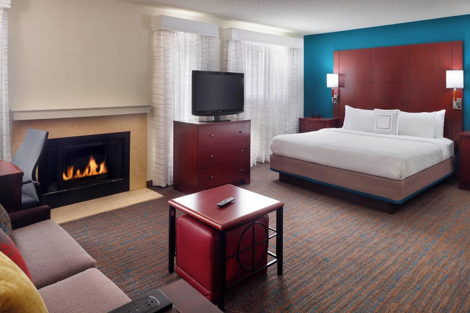 Premium bedding, in-room safe, desk, laptop workspace