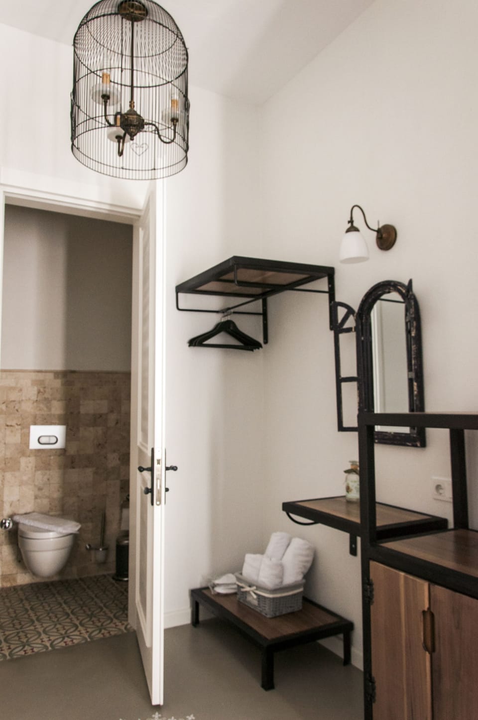 Deluxe Double Room, 1 Double Bed, Garden View, Courtyard Area | Bathroom | Shower, free toiletries, hair dryer, towels