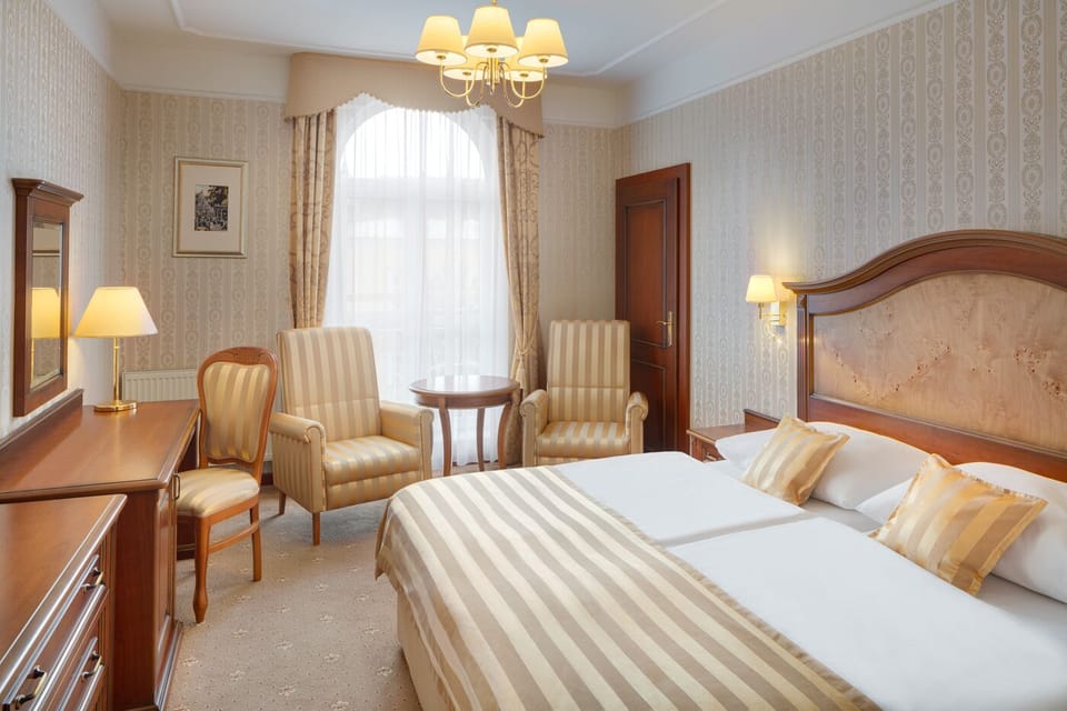 Deluxe Double Room with Wellness and Fitness Access | Living room | 50-cm flat-screen TV with satellite channels, TV