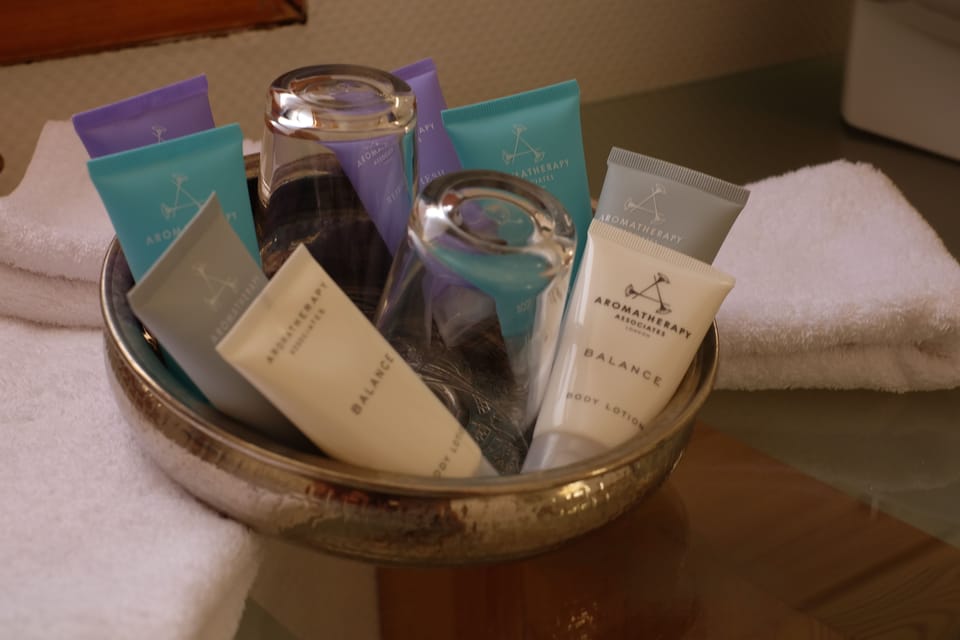 Junior Suite | Bathroom amenities | Free toiletries, hair dryer, slippers, towels