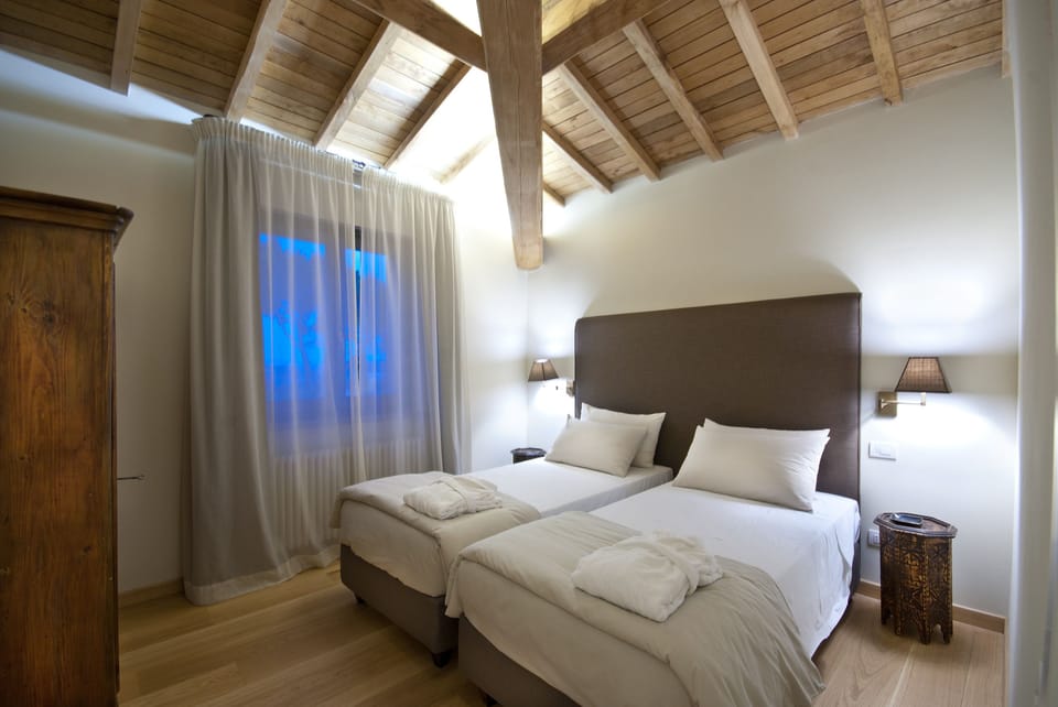 Elite Suite | Premium bedding, down comforters, in-room safe, iron/ironing board