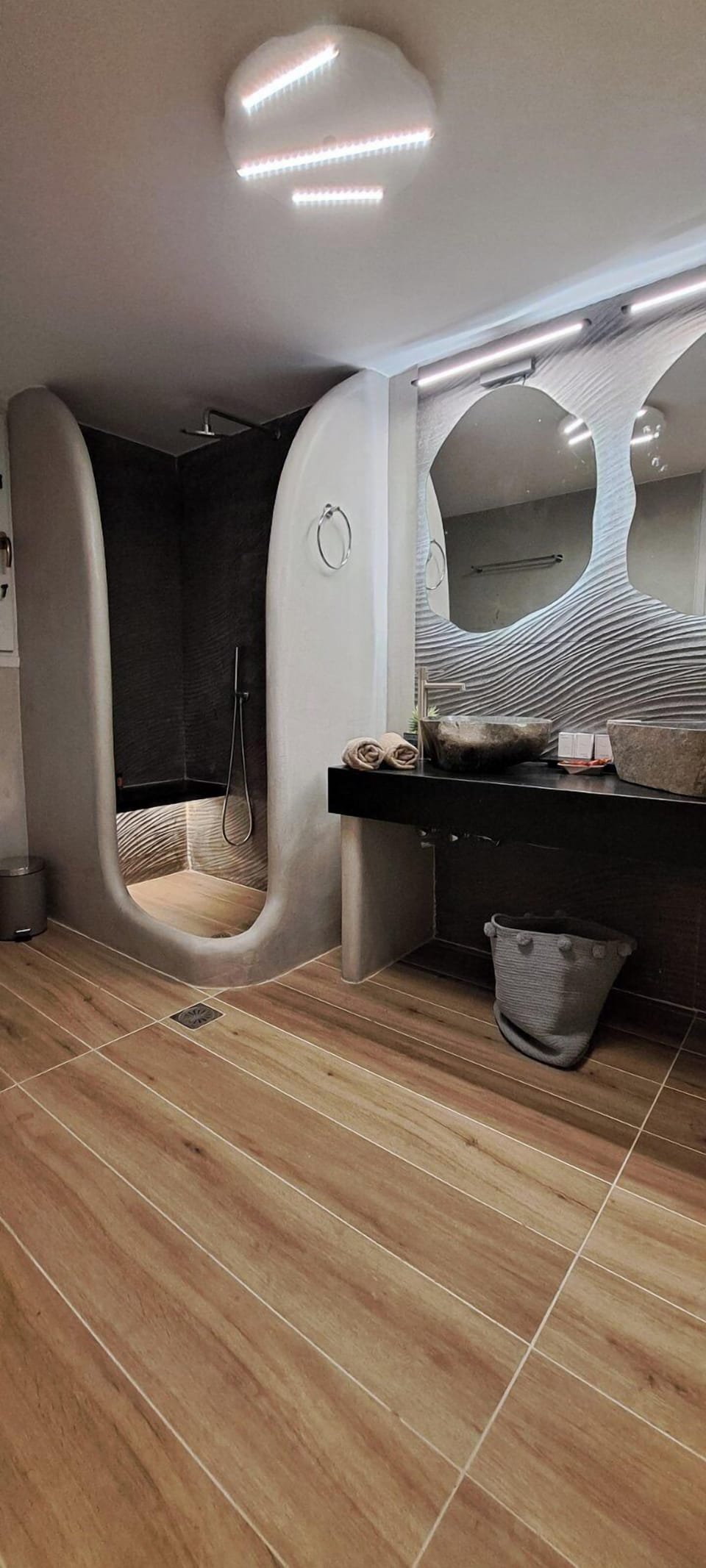 Signature Suite with Outdoor Hot Tub and Sea View | Bathroom | Shower, rainfall showerhead, free toiletries, hair dryer