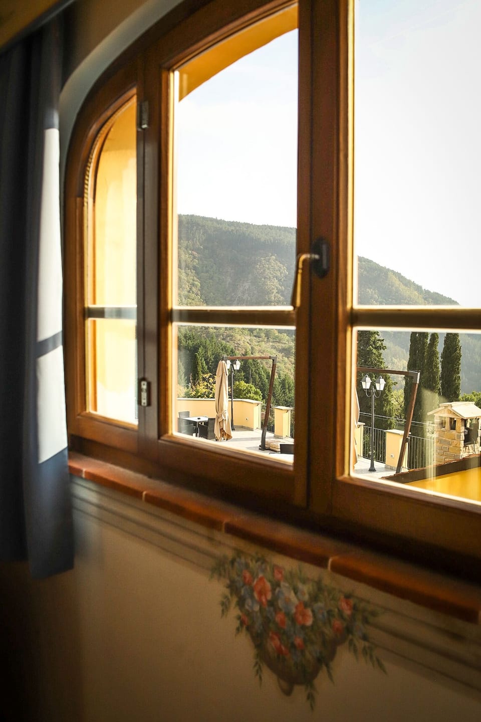 Deluxe Suite | Down comforters, minibar, blackout drapes, bed sheets