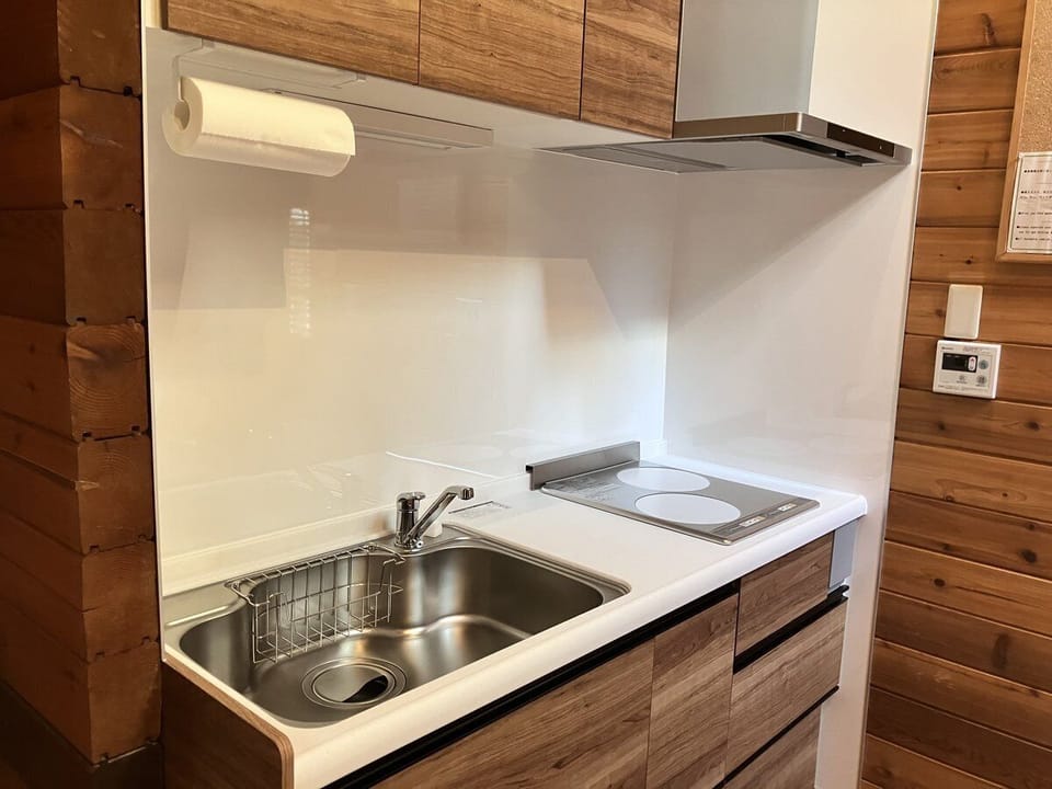 BROWNIE cottage | Private kitchen | Fridge, microwave, stovetop, electric kettle