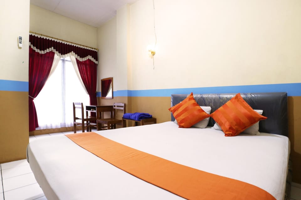 Deluxe Room | Desk, iron/ironing board, free WiFi, bed sheets