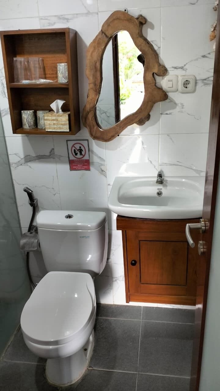 Bungalow | Bathroom | Shower, rainfall showerhead, hair dryer (on request), towels