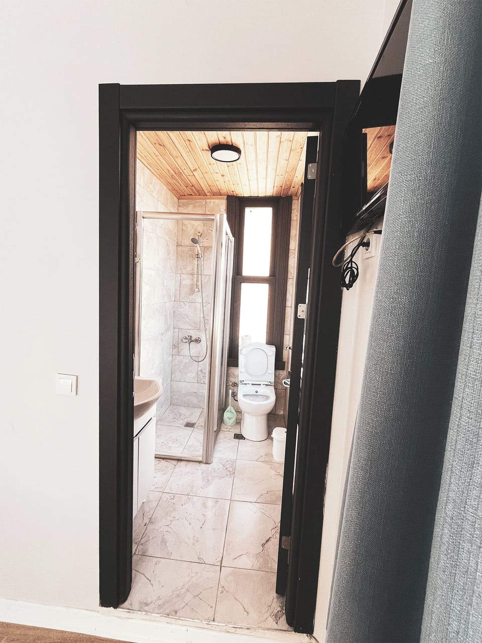 Deluxe Double Room | Bathroom | Hair dryer, towels