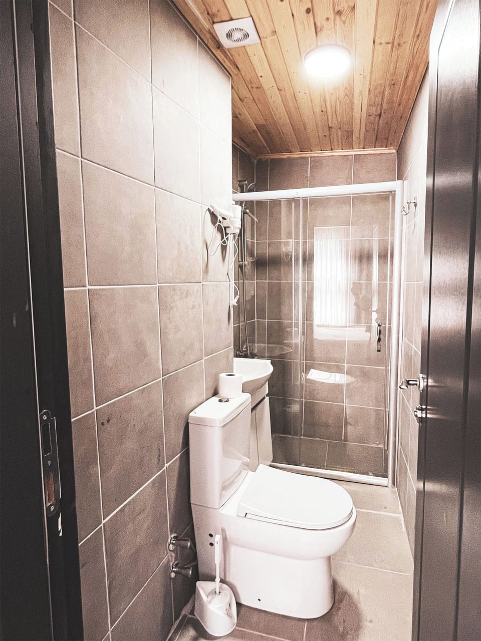 Deluxe Double Room | Bathroom | Hair dryer, towels