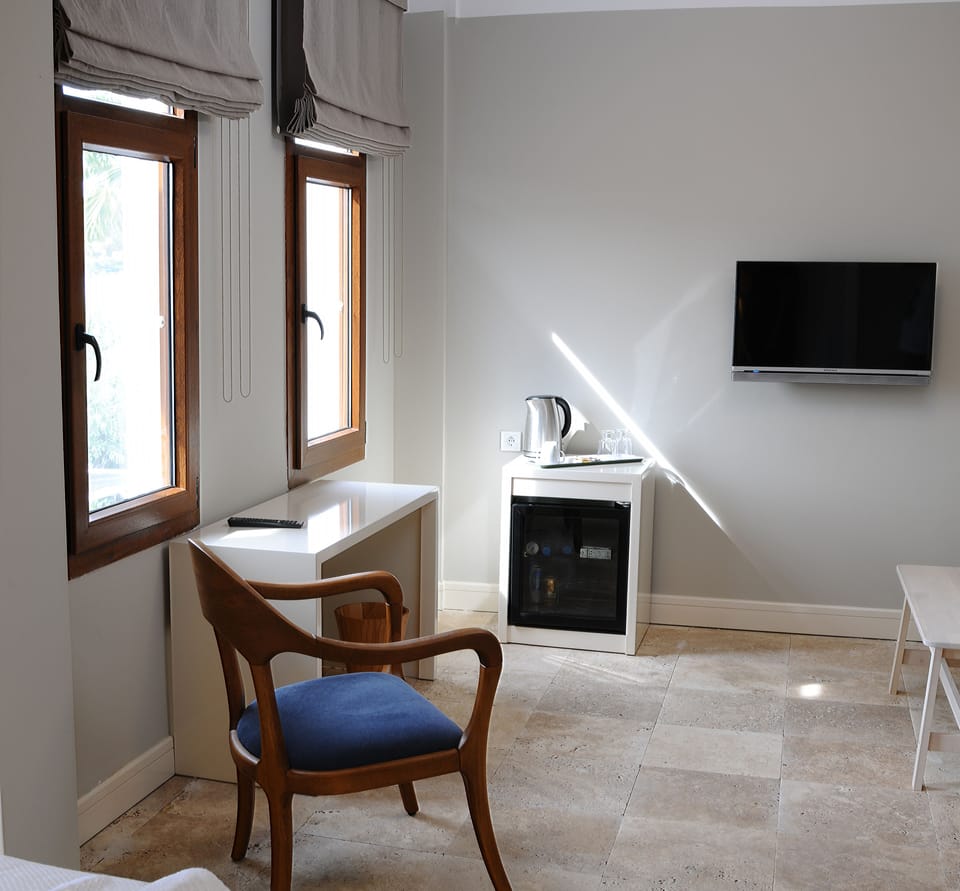 Family Room | Living area | 32-inch LCD TV with satellite channels, TV