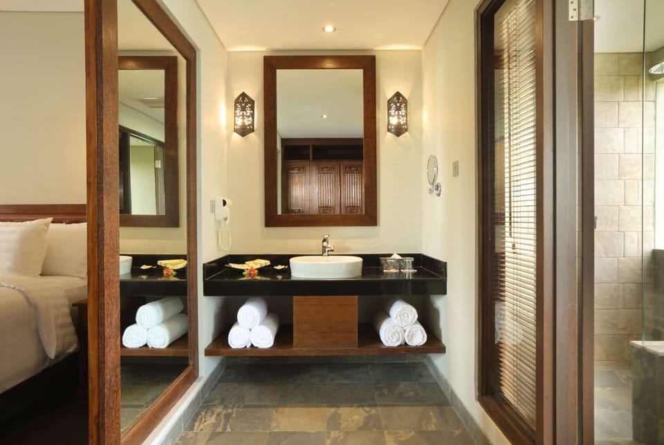 Shower, rainfall showerhead, free toiletries, hair dryer