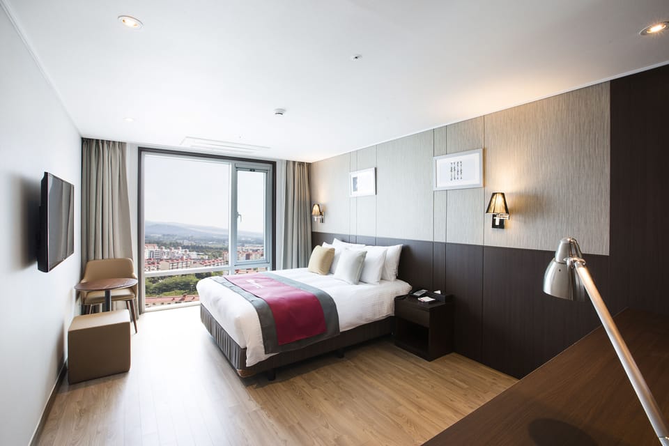 Room, 1 King Bed, Non Smoking | In-room safe, desk, blackout drapes, soundproofing