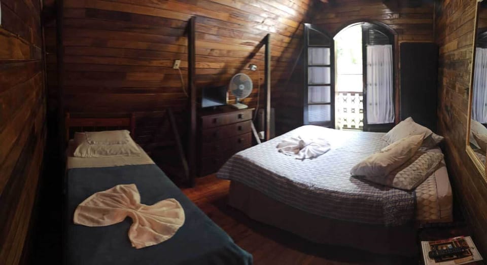 Standard Room, Shared Bathroom | In-room dining