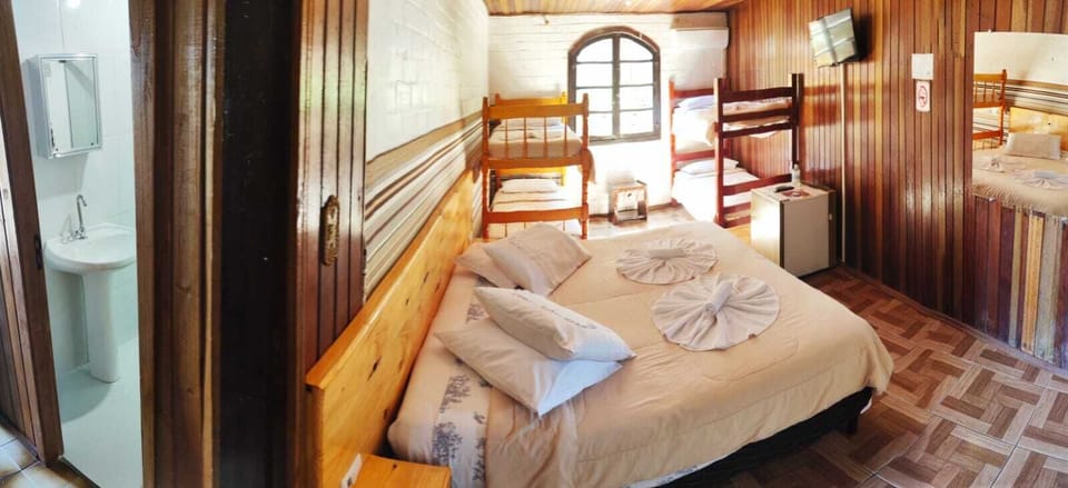 Quarto Família com Banheiro Privativo | In-room dining