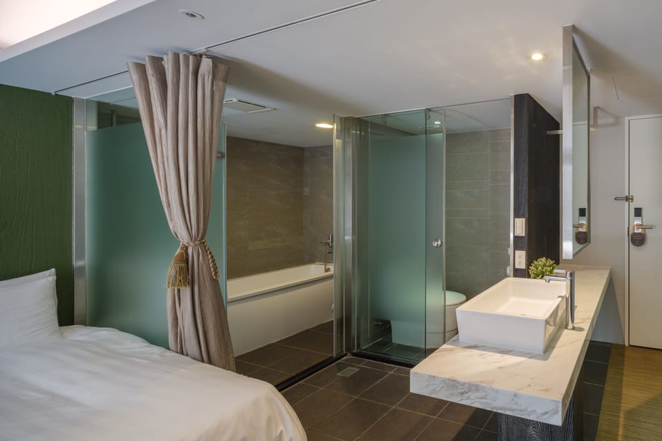 Deluxe Quadruple Room, 2 Double Beds, Bathtub | Desk, laptop workspace, soundproofing, iron/ironing board