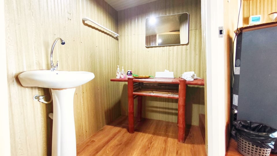 Deluxe Ocean View Cottage | Bathroom | Shower, free toiletries, hair dryer, towels