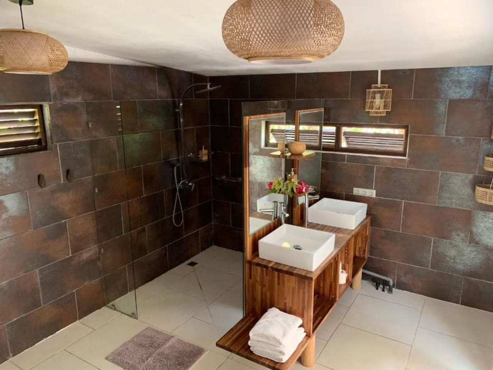 Bungalow, 2 Bedrooms, Sea Facing | Bathroom | Shower, free toiletries, hair dryer, towels
