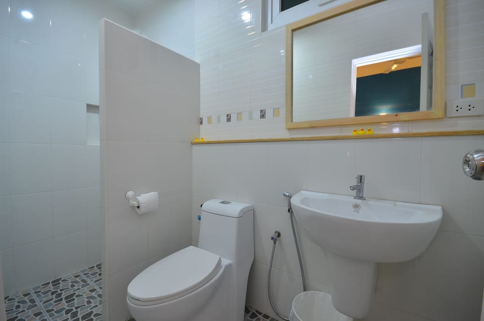 Shower, rainfall showerhead, free toiletries, hair dryer