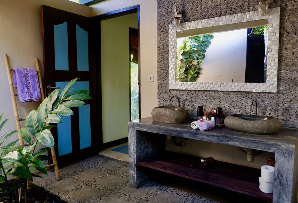 Double Room | Bathroom | Shower, free toiletries, hair dryer, towels