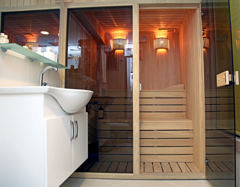 Presidential Suite | Bathroom | Free toiletries, hair dryer, slippers, towels