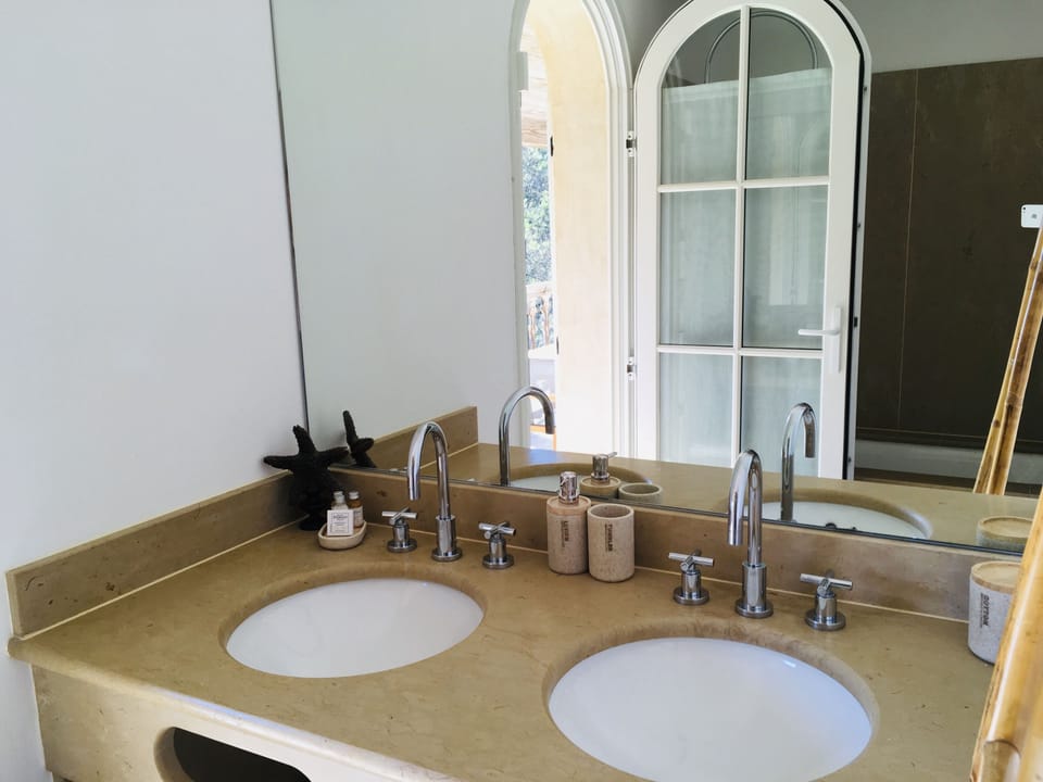 Deluxe double room with terrace and sea view | Bathroom | Bathtub, jetted tub, free toiletries, towels