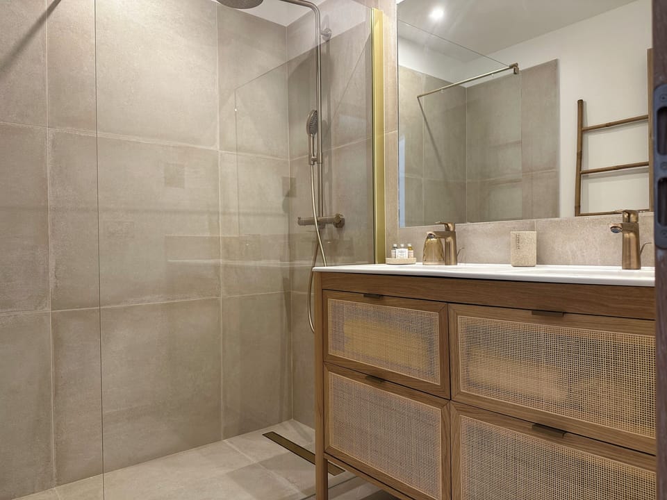 Superior double room on the ground floor | Bathroom | Bathtub, jetted tub, free toiletries, towels