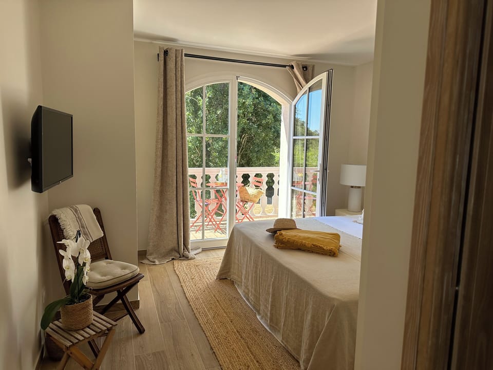 Superior double room with balcony and sea view | Egyptian cotton sheets, premium bedding, Select Comfort beds