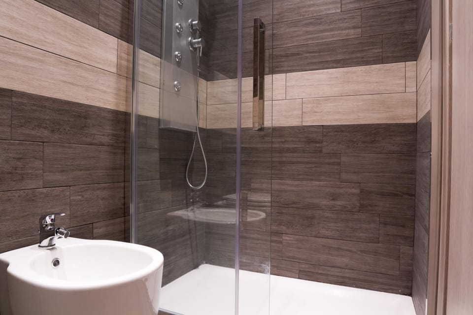 Shower, free toiletries, hair dryer, bidet