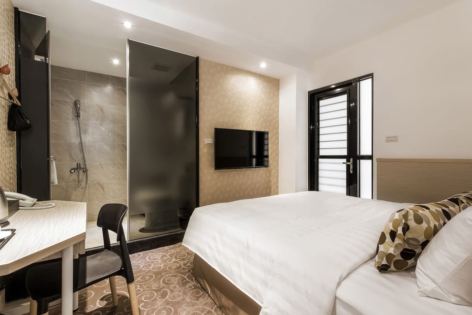 Business Double Room, Non Smoking | In-room safe, desk, blackout drapes, soundproofing