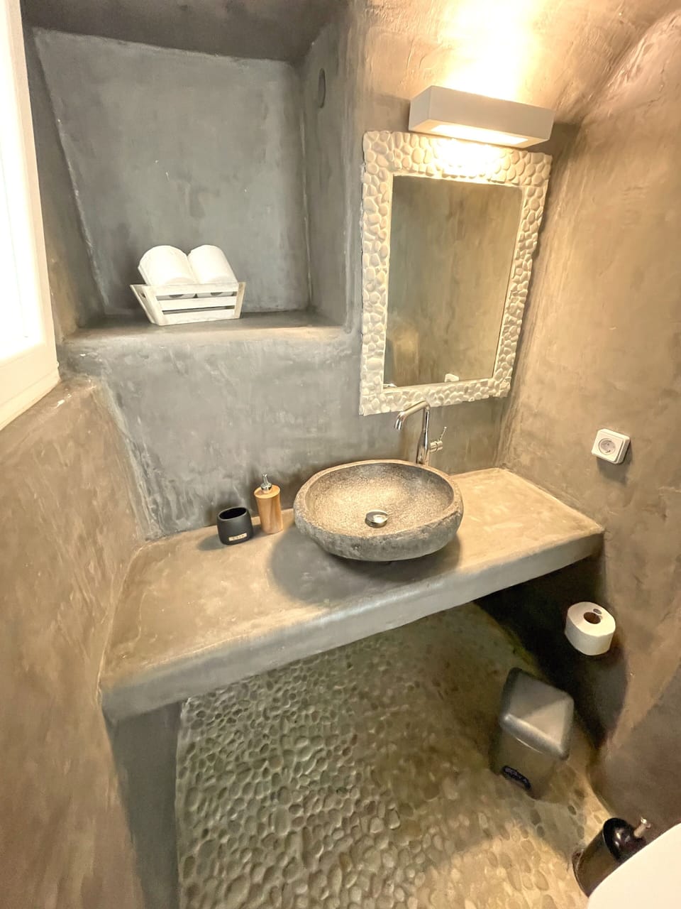 Triple Room (Room 9) | Bathroom | Shower, free toiletries, hair dryer, towels