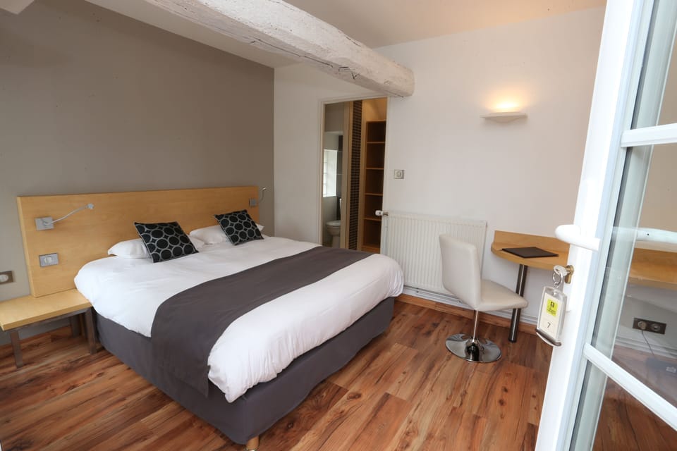 Standard Double Room Single Use | Desk, rollaway beds (surcharge), WiFi (free)