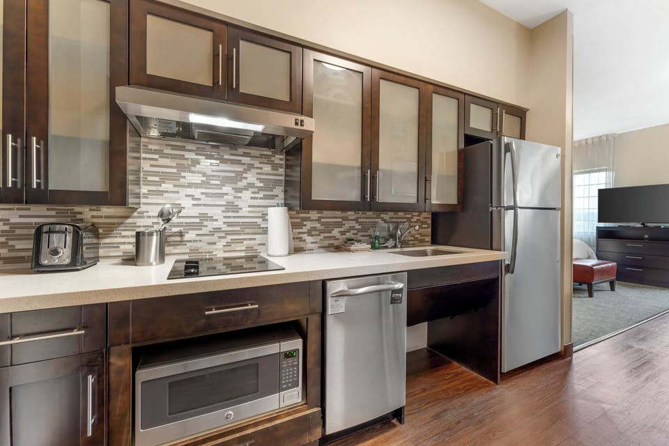 Studio Suite, 1 Queen Bed, Accessible (Communication, Mobility Tub) | Iron/ironing board, WiFi (free), bed sheets