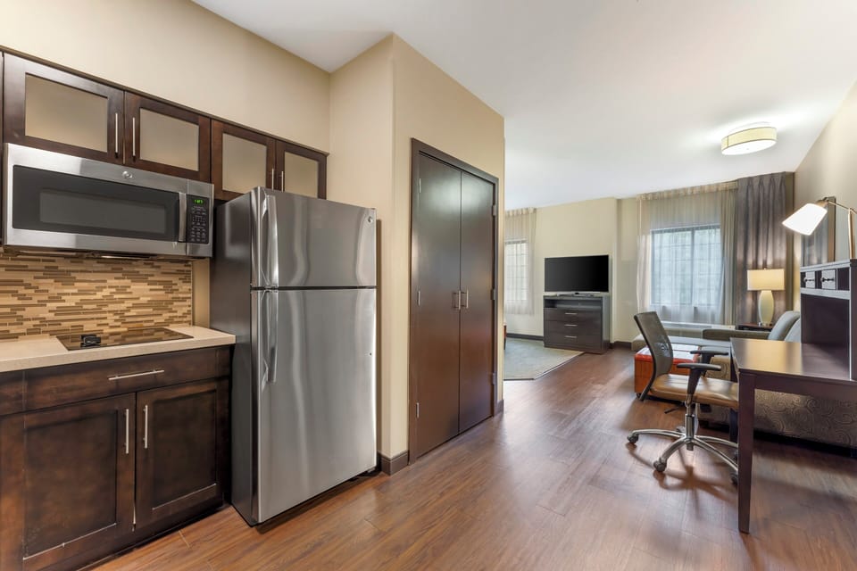 Studio Suite, 1 Queen Bed | Iron/ironing board, WiFi (free), bed sheets