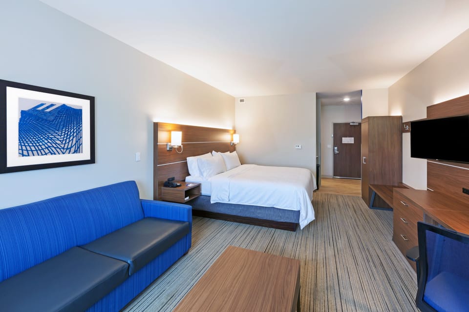 Premium bedding, in-room safe, desk, blackout drapes